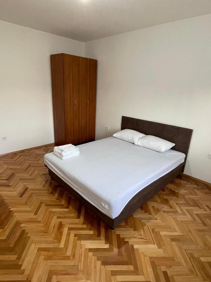 Entire Spacious Apartment With Free Parking Podgorica Exterior photo